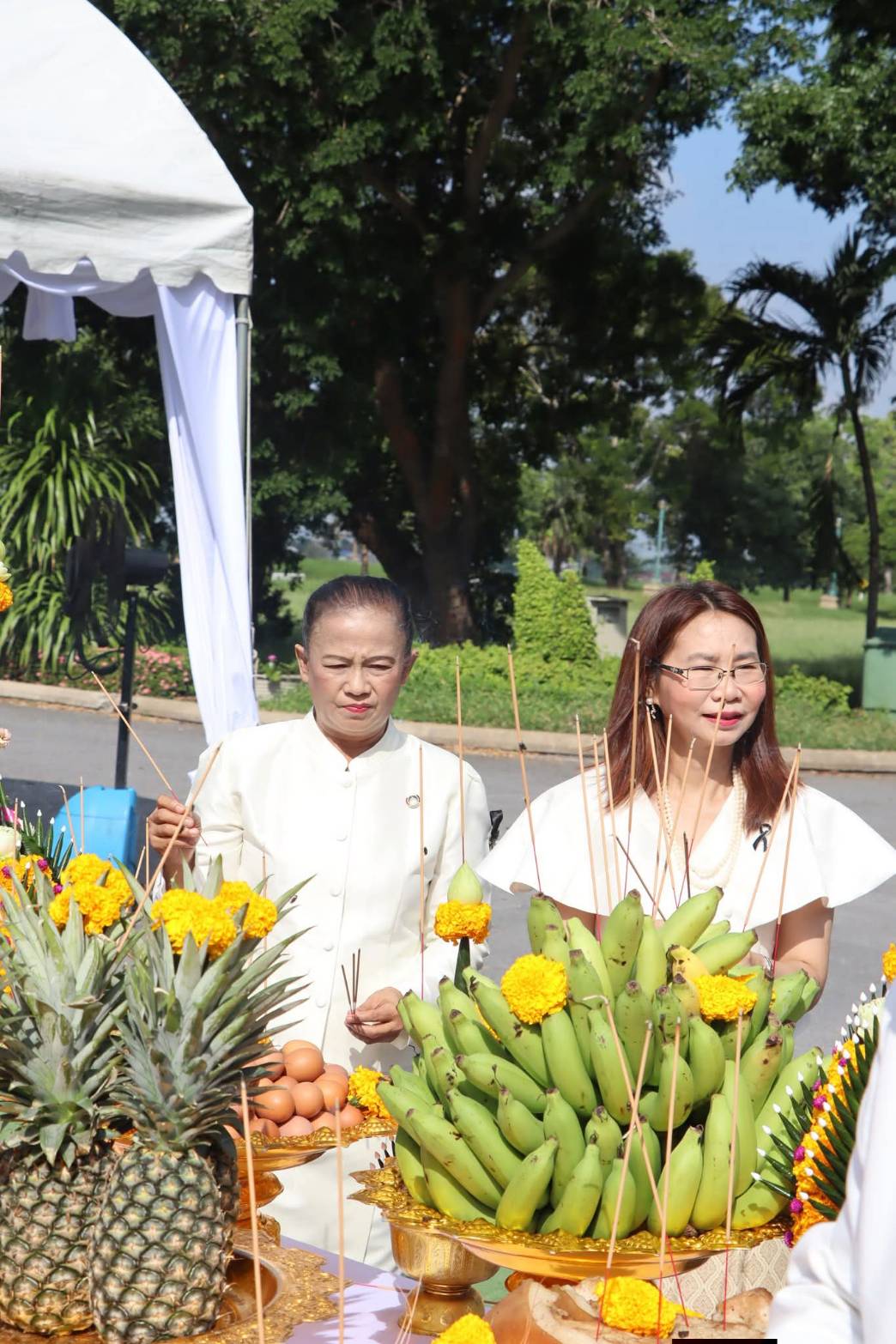title - ศพส. ร่วมพิธีบวงสรวงซุ้มถวายดอกไม้จันทน์ จังหวัดพระนครศรีอยุธยา น้อมรำลึกในพระมหากรุณาธิคุณ สมเด็จพระบรมราชชนนีพันปีหลวง ณ บริเวณด้านหน้าอาคารศาลาพระมิ่งขวัญ ศูนย์ส่งเสริมและพัฒนาอาชีพเสริมนอกภาคการเกษตร (ศูนย์ศิลปาชีพ บางไทรฯ (เดิม))